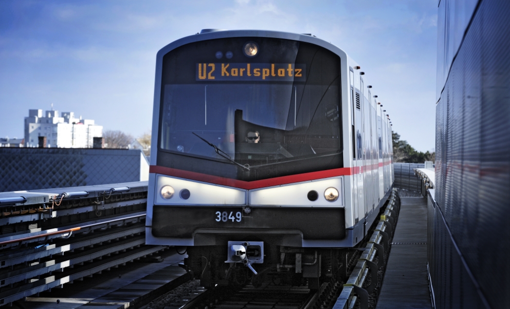 U-Bahn-Zug der Linie U2 auf offener Strecke nahe der Station Donauspital.