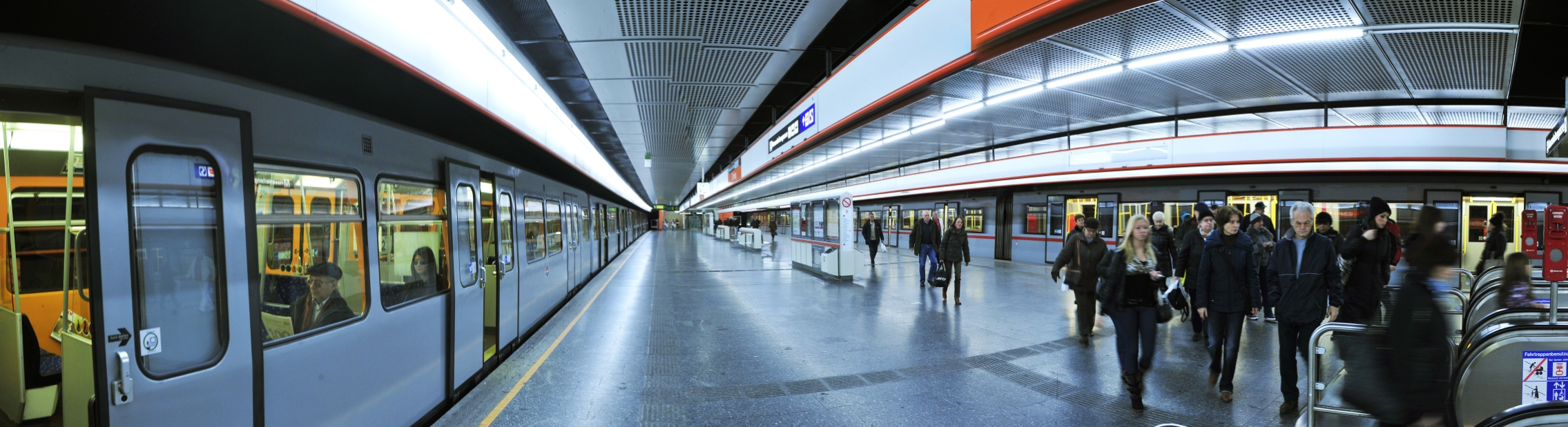 Silberpfeil der Linie U3 in der Station Simmering vor der Abfahrt. Fotomontage.