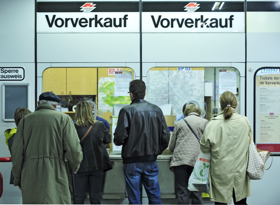 KundInnen der Wiener Linien bei einem Vorverkaufsschalter in der Station Reumannplatz.