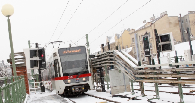 Zug der Linie U6 der Type T fährt bei winterlichen Bedingungen und Schneefall in die Station Josefstädterstraße Richtung Floridsdorf ein.