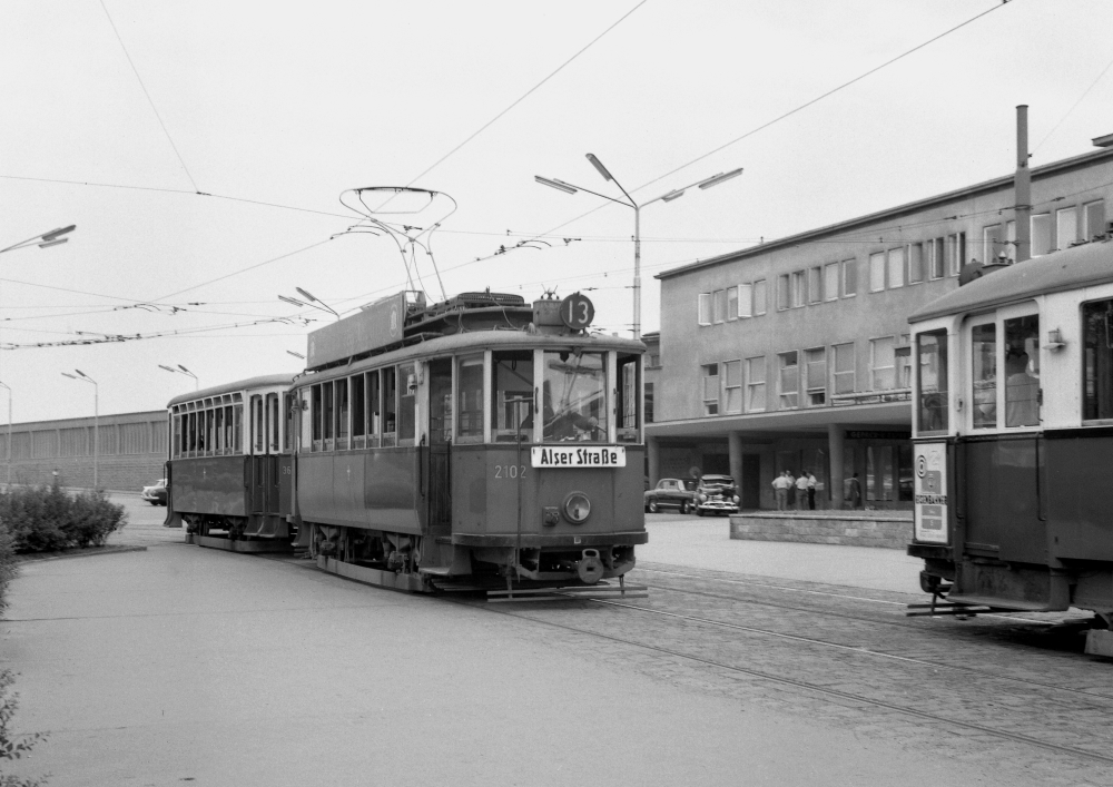 Straßenbahnzug der Tpye G3 und k3 Südbahnhof der Linie 13, Fahrt Richtung Alserstraße , rechts ein Zug der Linie D mit Type M, Juni 1961