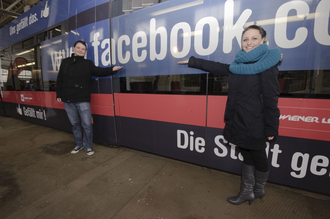 Fototermin mit den zwei Facebook-Bims und der Facebook Community am Bahnhof Favoriten.