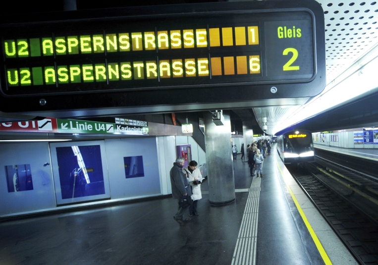 V-Zug der Linie U2 in Fahrtrichtung Aspern vor der Abfahrt in der Endstation Karlsplatz.