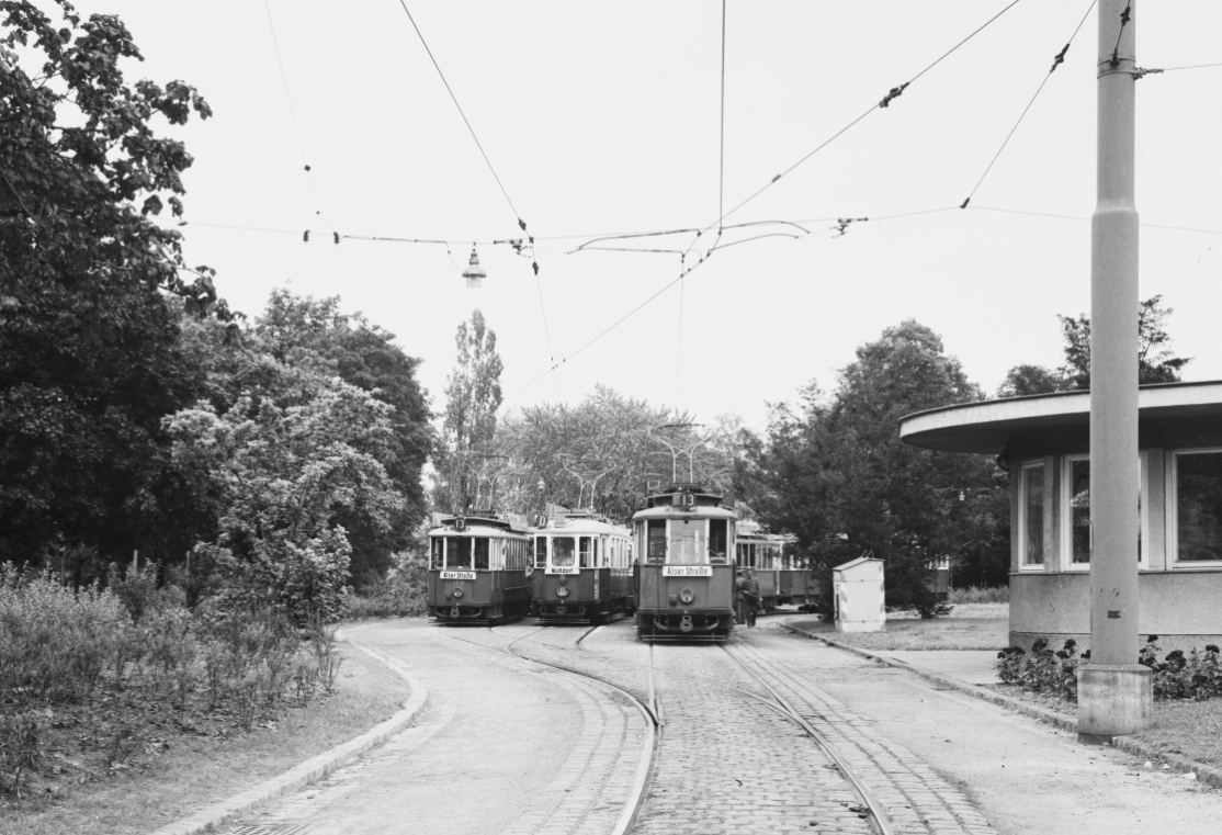 Straßenbahnzüge Schleife Südbahnhof der Type G3 und M,  Linie 13 und D, rechts das Expedit der Wiener Linien, Juni 1961