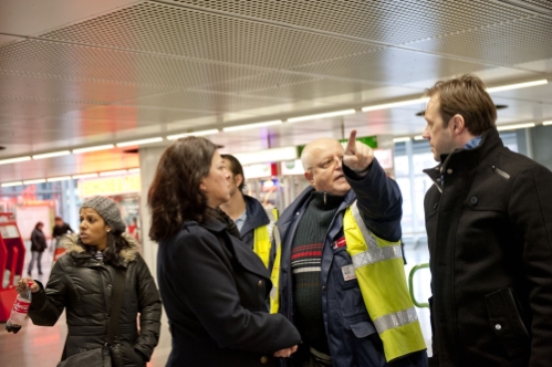 ACHTUNG NICHT VERWENDEN!!! KEINE FREIGABE

Infopersonal der Wiener Linien versorgt Fahrgäste mit Informationen zum Schienenersatzverkehr während Reparaturarbeiten auf der U-Bahnlinien U6.