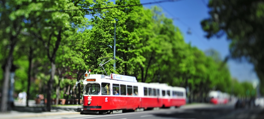 Straßenbahn der Linie D auf der Ringstraße.
