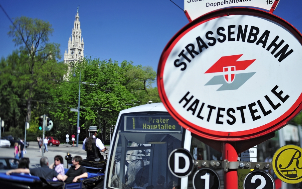 Strassenbahn-Haltestellen-Schild im Bereich Ringstraße, Rathaus.