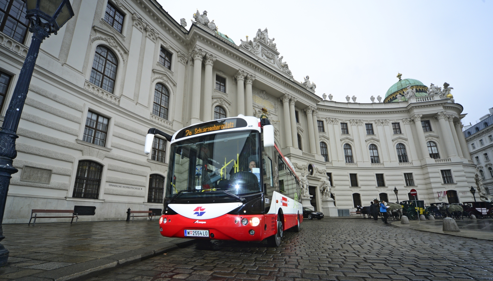Bereits auf der Linie 2A im Einsatz: der voll-elektrische City-Bus. Hier im Bereich Michaelerplatz.
