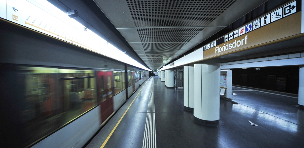 U-Bahn Zug der Linie U6 in der Station Floridsdorf.