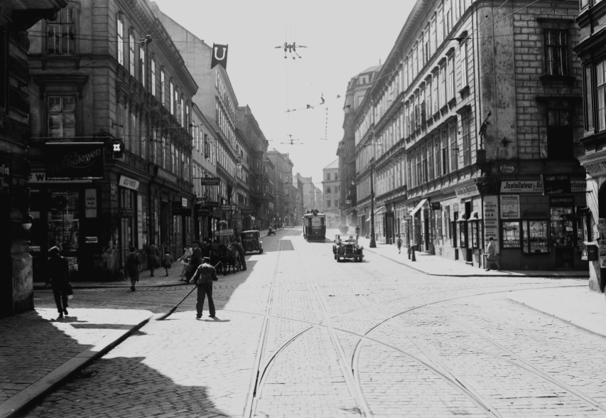 Straßenbahnzug der Linie 5 in der Laudongasse, Lederergasse Kreuzung Linie 13 mit Signalanlage, um 1930