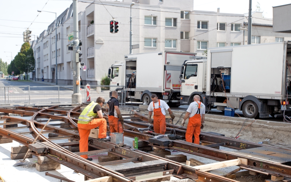 Bauarbeiten Tokiostraße, Donaufelderstraße in Kagran, Erste Schienen liegen, Juni 2012
