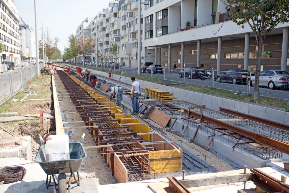 Bauarbeiten Verbindungsstrecke Tokiostraße in Kagran, Erste Schienen lwerden verlegt, Juni 2012