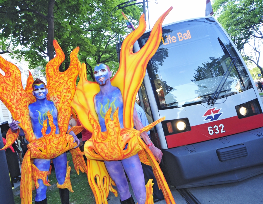 Auch am 20. Life-Ball bringt eine eigens gestaltete Straßenbahn der Wiener Linien die illustren Gäste zum Rathausplatz.