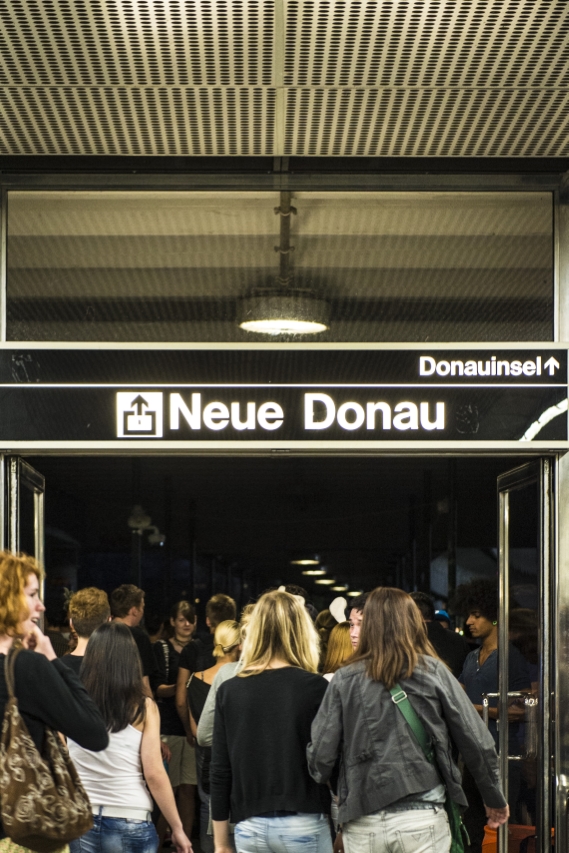 Beim alljährlichen Donauinselfest sorgen 500 Mitarbeiter der Wiener Linien fuer einen Reibungslosen Ablauf. Im Bild Partygaeste am Weg zum Donauinselfest.
