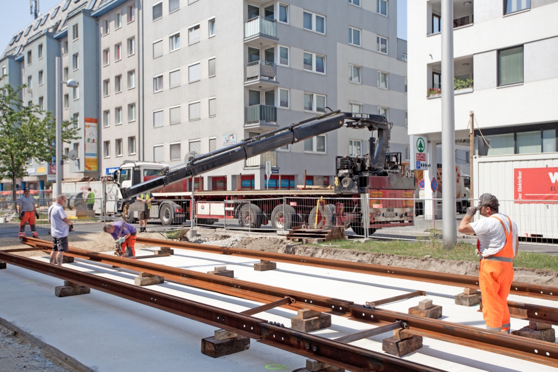 Bauarbeiten Verbindungsstrecke Tokiostraße in Kagran, erste Schienen werden verlegt, Juni 2012