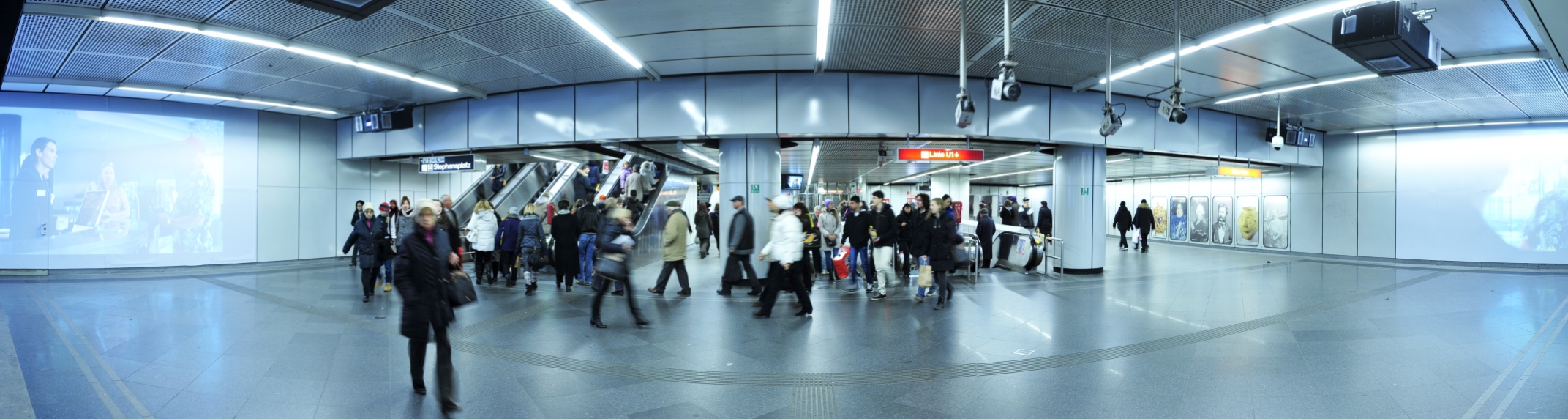Fahrgäste in der Station Stephansplatz. Fotomontage.