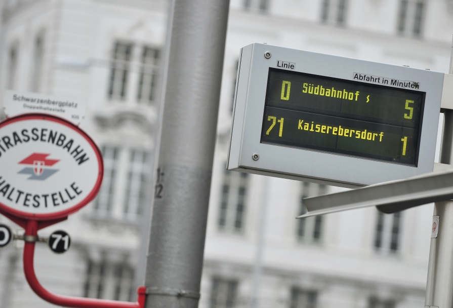 Fahrgastinformation an der Straßenbahn Haltestelle Schwarzenbergplatz.