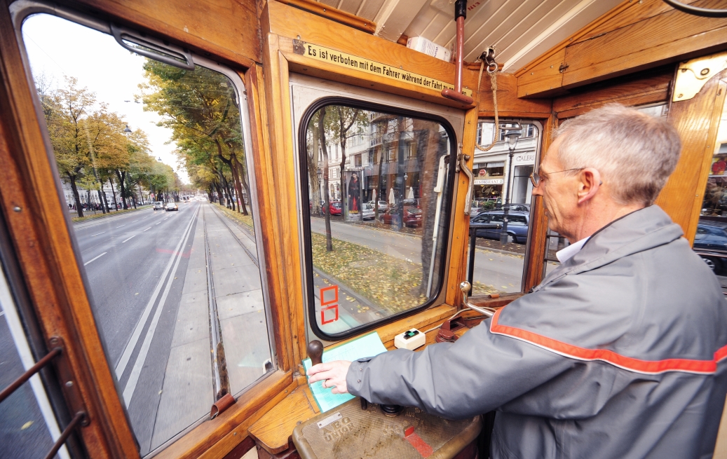 Am 25. und 26. Oktober beteiligen sich auch die Wiener Linien am Wiener Sicherheitstag auf dem Rathausplatz. Zwei Oldtimer-Garnituren der Straßenbahn laden zu einer nostalgischen Fahrt auf der Ringstraße.