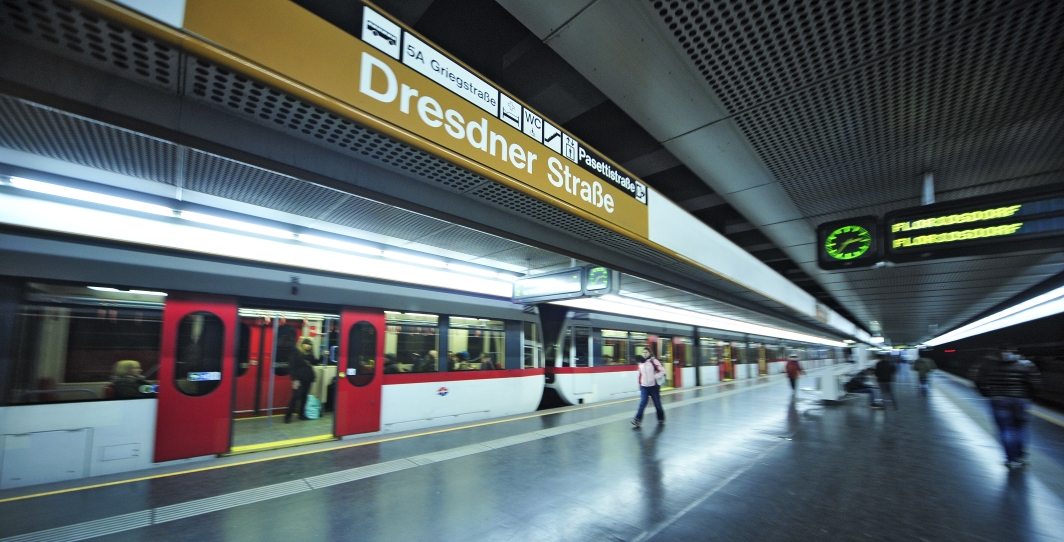 U-Bahn Zug der Linie U6 in der Station Dresdner Straße.