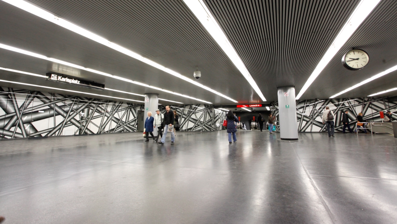 Das von Peter Kogler künstlerisch gestaltete Zwischengeschoß in der U-Bahn-Station Karlsplatz.