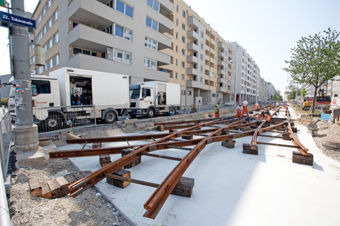 Bauarbeiten Verbindungsstrecke Tokiostraße in Kagran, Erste Schienen liegen, Juni 2012