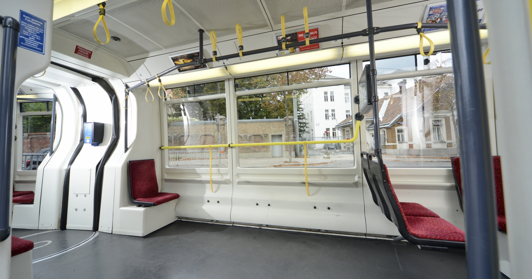Vorerst im Probebetrieb bietet ein ULF der Linie 43 mehr Platz zum Einsteigen und für Kinderwägen druch den Ausbau dreier Sitzreihen.