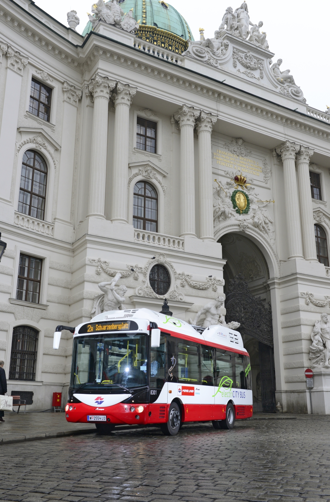 Bereits auf der Linie 2A im Einsatz: der voll-elektrische City-Bus. Hier im Bereich Michaelerplatz.