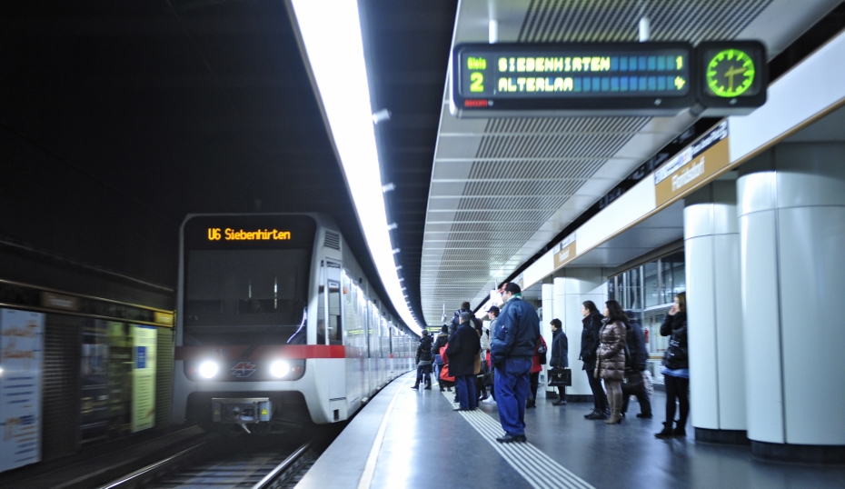 U-Bahn Zug der Linie U6 in der Station Floridsdorf.