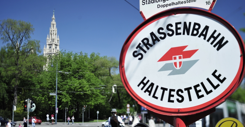 Strassenbahn-Haltestellen-Schild im Bereich Ringstraße, Rathaus.