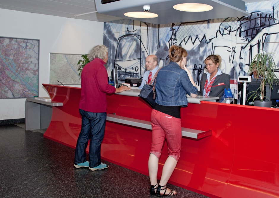 Mitarbeiterinnen  der Abt.V 43, Info am Westbahnhof, Kundenauskunft, Aug 2012