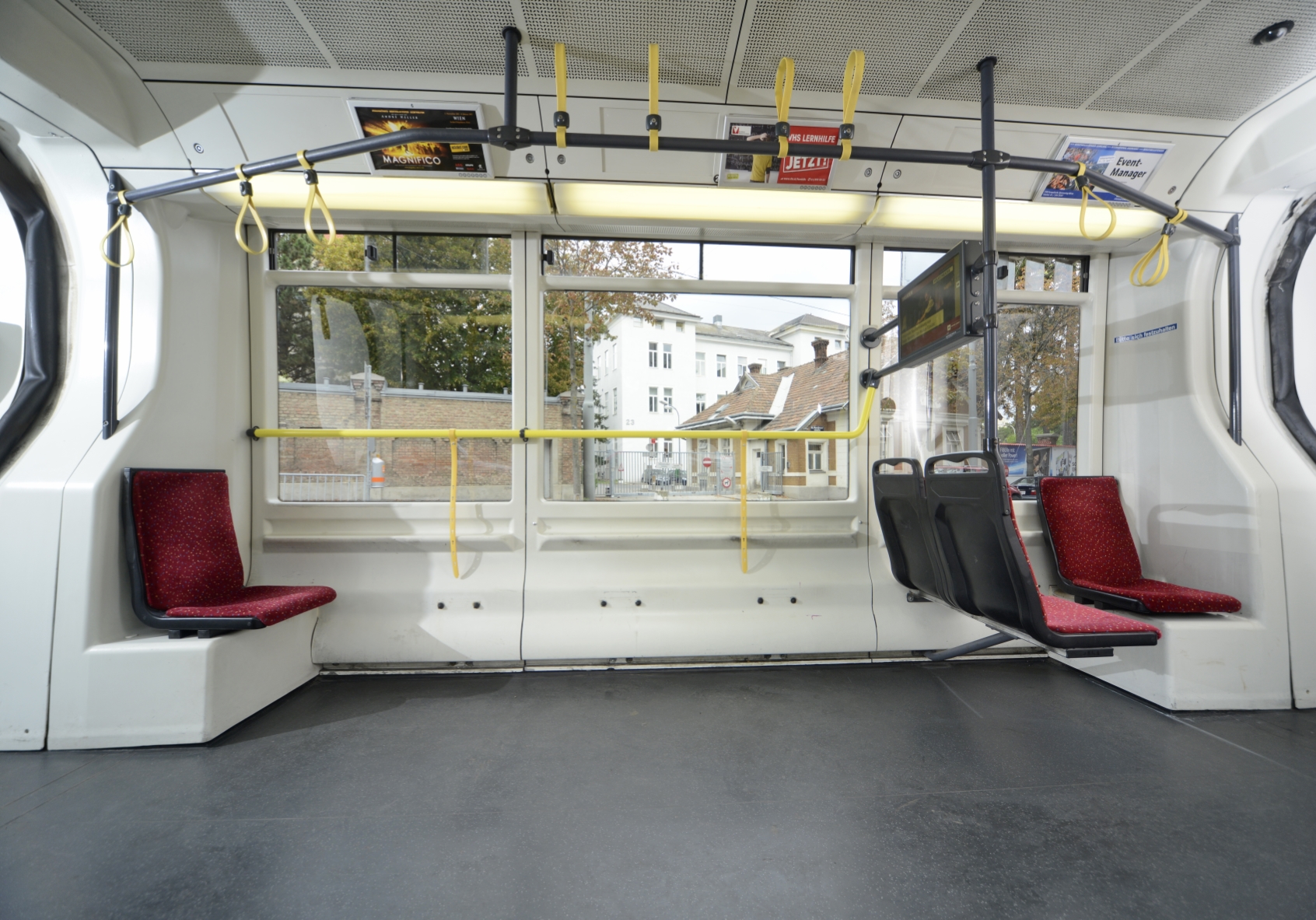 Vorerst im Probebetrieb bietet ein ULF der Linie 43 mehr Platz zum Einsteigen und für Kinderwägen druch den Ausbau dreier Sitzreihen.