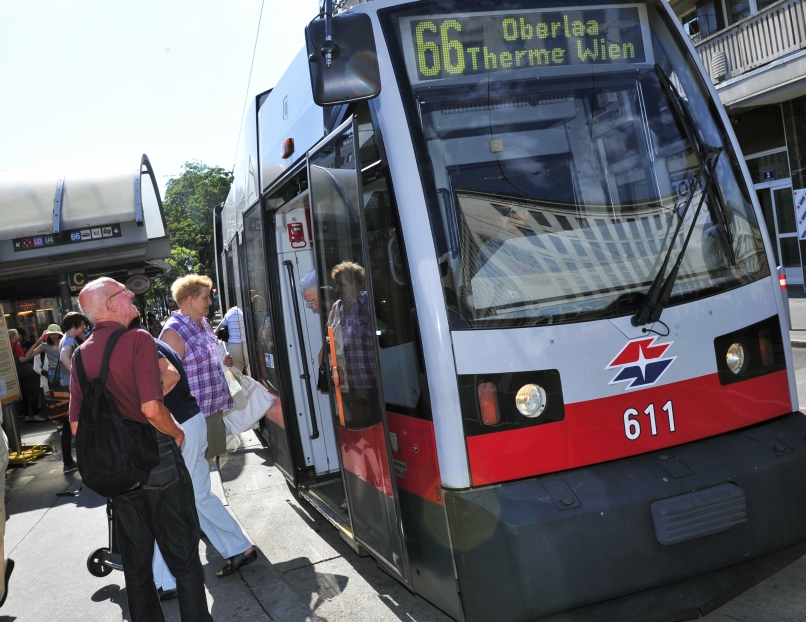 Rund um die Modernisierung der U1 betreut das Kundendienst-Team der Wiener Linien die Fahrgäste der Ersatzlinien 66.