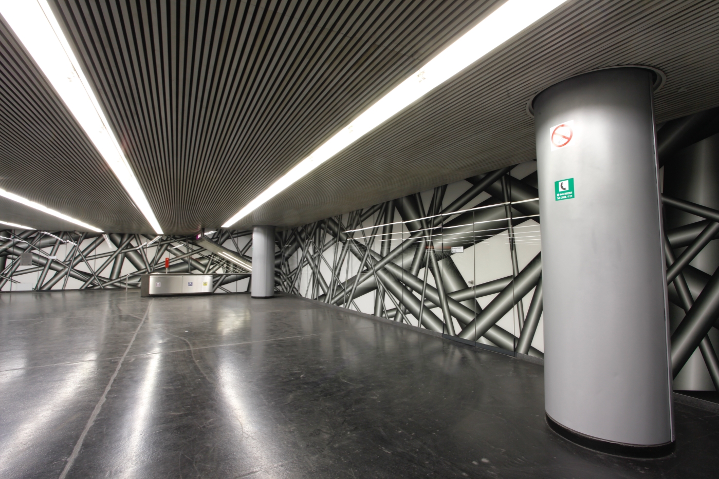 Das von Peter Kogler künstlerisch gestaltete Zwischengeschoß in der U-Bahn-Station Karlsplatz.