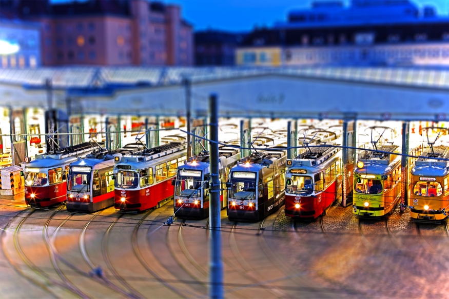 Abendaufnahme Bhf Favoriten mit allen drei Typen der Wr.Linien  E1, E2, B (Ulf) und Vienna Ring Tram, Juni 2012
