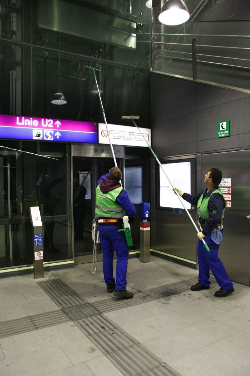 Die Wiener Linien sind um die Sauberkeit der Fahrzeuge und Stationen bemüht. In den Nächten werden die Fahrzeuge und Stationen gereinigt.