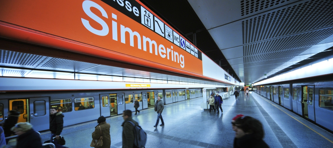 Silberpfeil der Linie U3 in der Station Simmering.