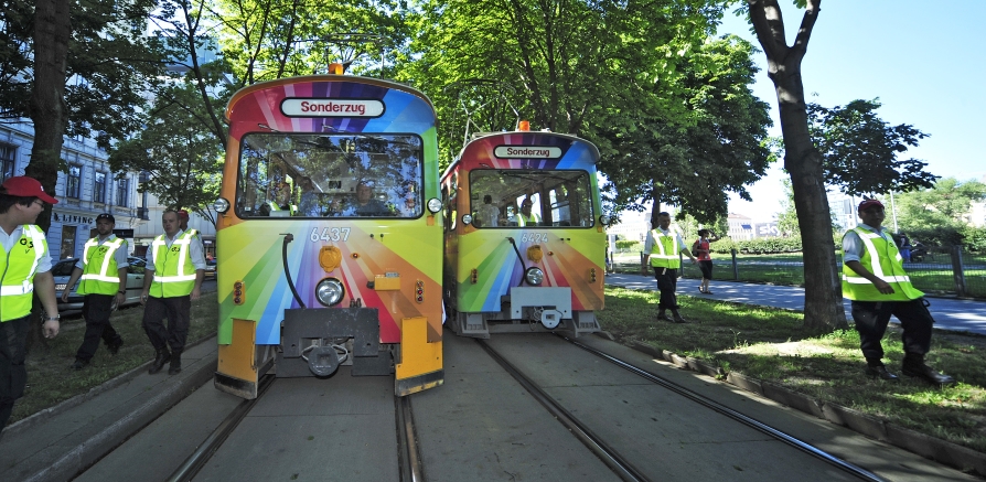 Zwei Sonderzüge der Wiener Linien führen die diesjährige Regenbogenparade über die Wiener Ringstraße an.