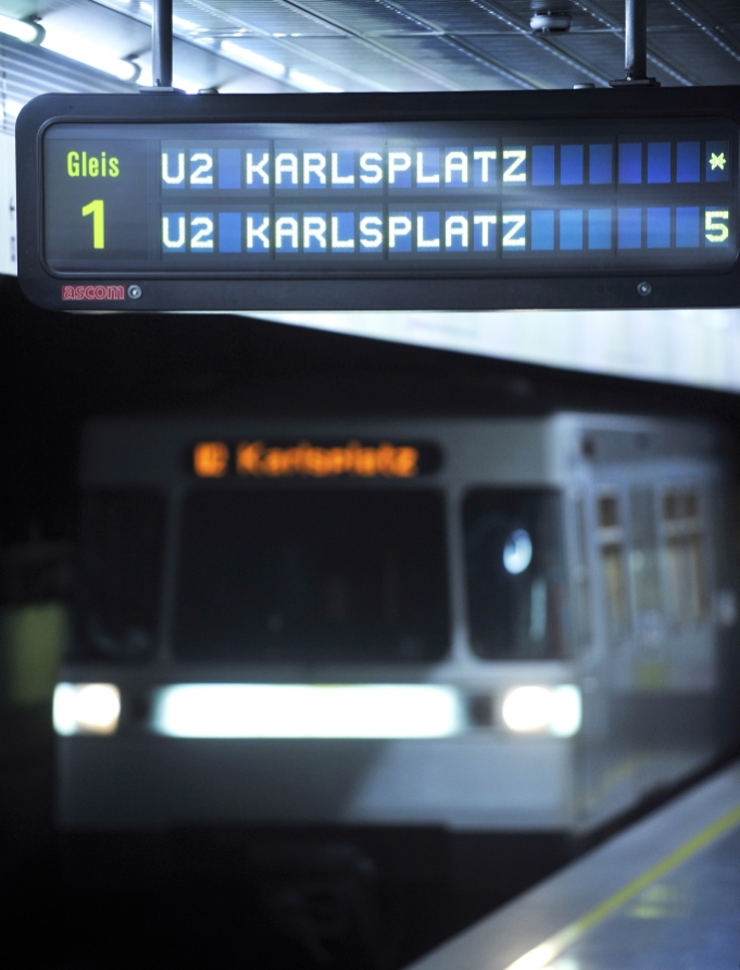 Silberpfeil der Linie U2 bei der Einfahrt in die Station Schottenring.