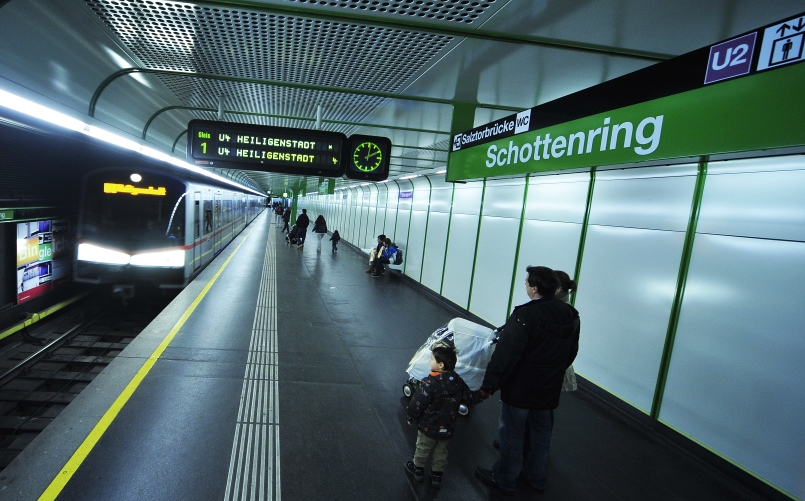 V-Zug der Linie U4 bei der Einfahrt in die Station Schottenring.