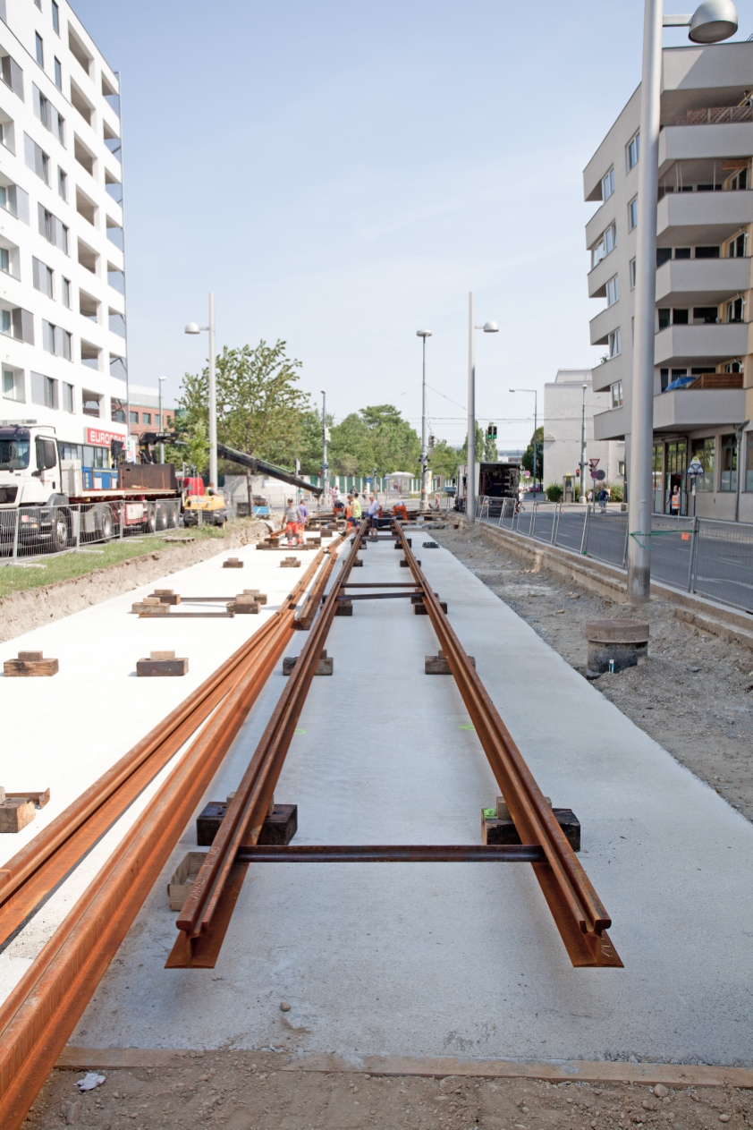 Bauarbeiten Verbindungsstrecke Tokiostraße in Kagran, Erste Schienen liegen, Juni 2012