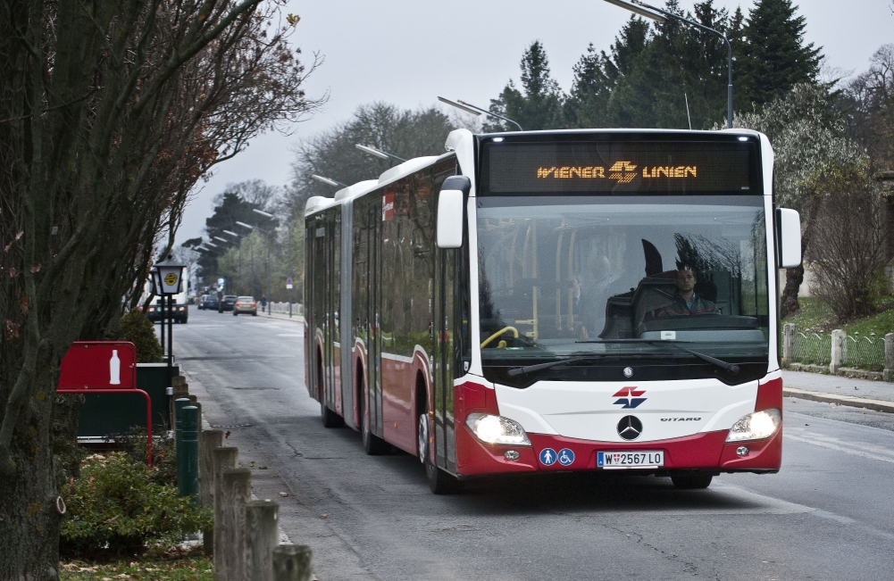 Mercedes Benz Citaro, der neue Bus für die Wiener Linien in Fahrt im Stadtgebiet in Wien.
