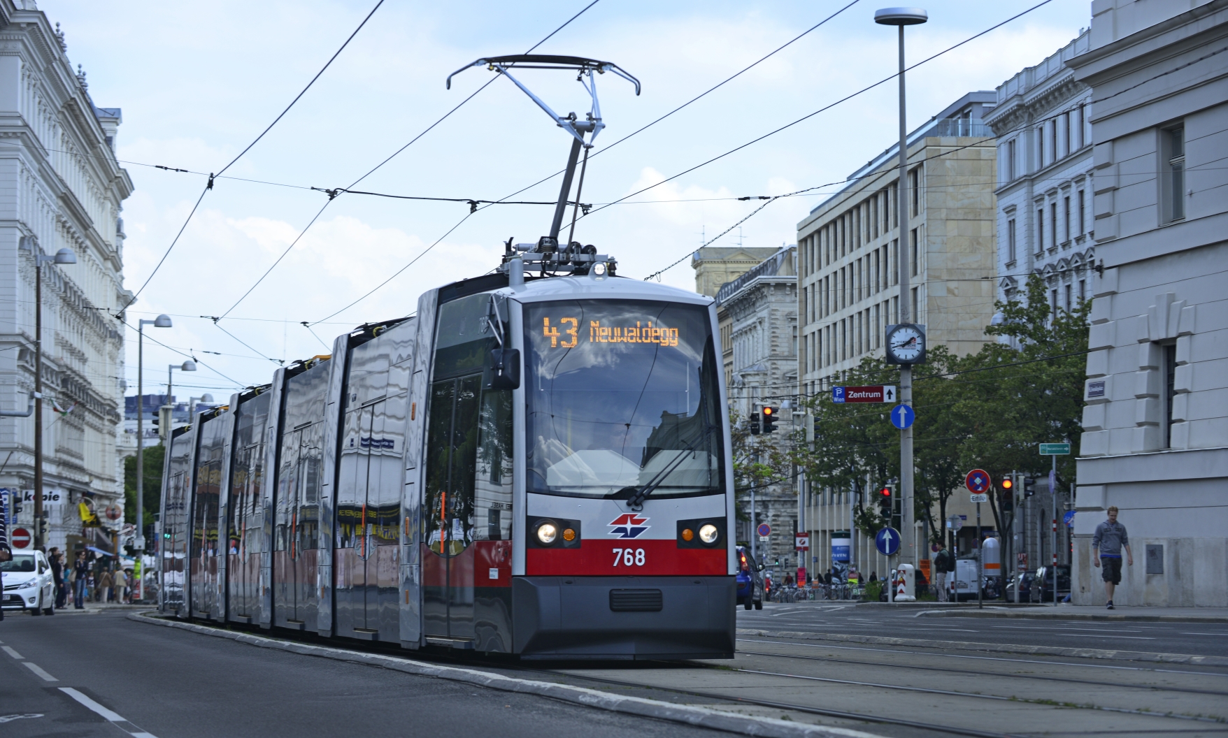 Straßenbahn der Linie 43 im Bereich Alserstraße.