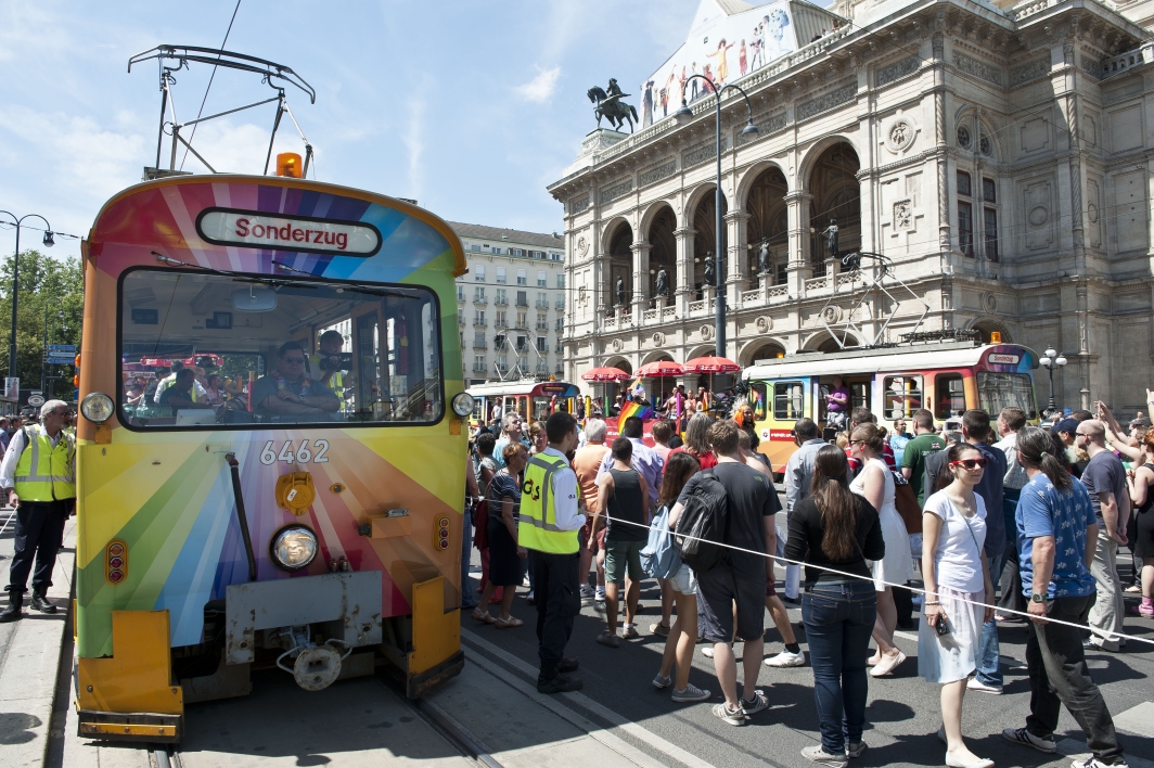Die Wiener Linien führen mit zwei Straßenbahnen die Regenbogenparade 2013 in Wien an.