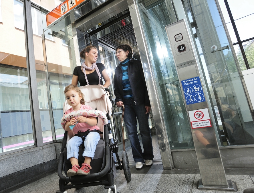 Beim Aufzug sowie beim Ein- und Aussteigen haben Kinderwägen- und Rollstuhl-FahrerInnen Vorrang. Ebenso gibt es in allen Fahrzeugen spezielle Plätze, die für Kinderwägen und Rollstühle vorgesehenen sind.