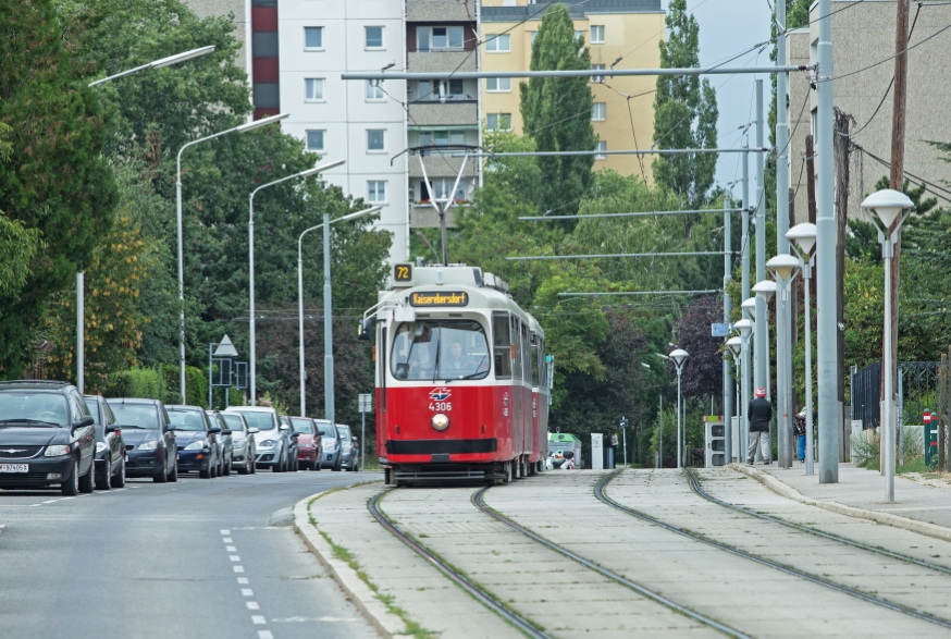 Linie 72 mit E2-c5 Garnitur   Kaiser Ebersdorf, September 2013