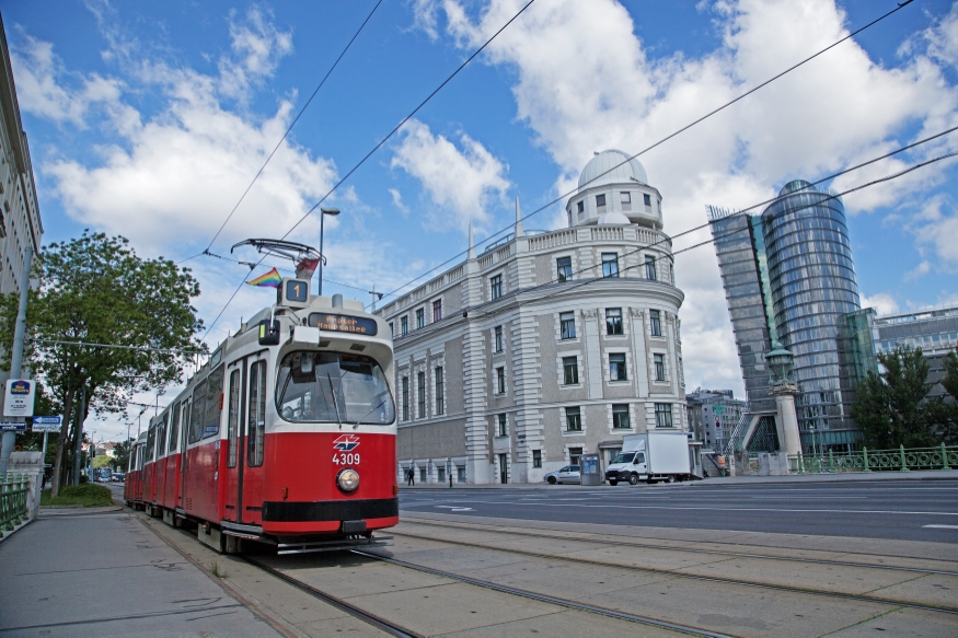 Linie 1 Type E2-c5 , Uraniastraße mit Urania und Versicherungsgebäude, Mai 2013