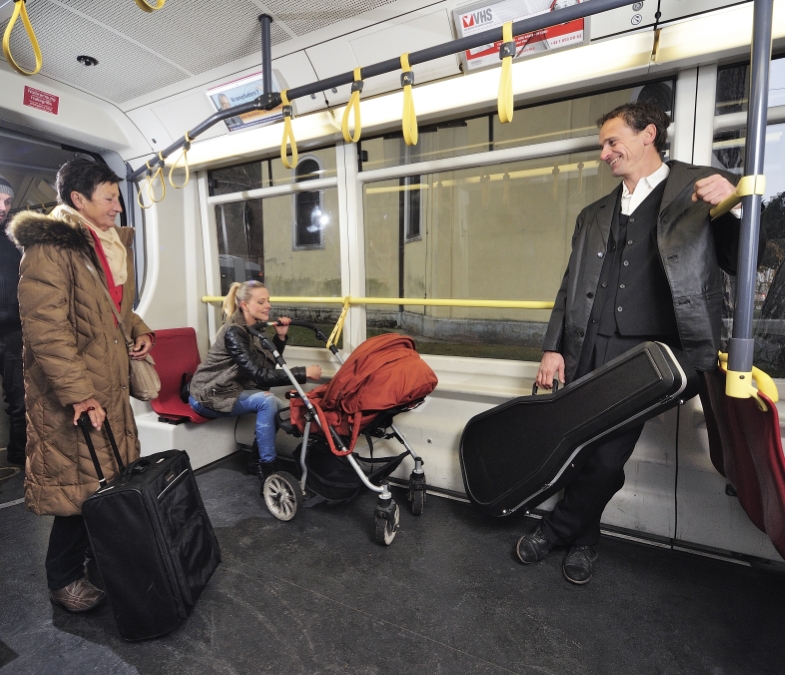 Durch den Ausbau von Sitzplätzen ist im Inneren der Straßenbahn mehr Platz für Fahrgäste