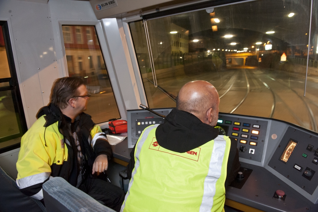 Mitarbeiter der Wiener Linien steuern einen Ubahnhilfstriebwagen im Straßenbahnnetz der Wiener Linien.