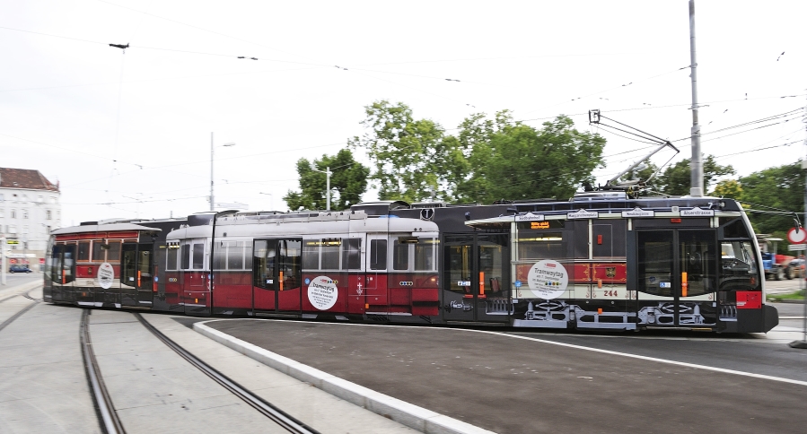 Eine eigens für den Tramwaytag 2013 gestaltete Straßenbahn des Typs ULF verkehrt derzeit auf der Linie E zwischen Prater Hauptallee und Quartier Belverdere.