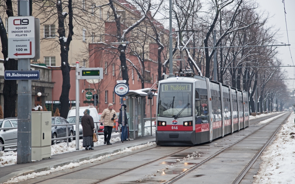 Linie D Halteraugasse, Heiligenstädterstraße ,Einfahrt in die Station mit Type B (ulf) Febr 2013